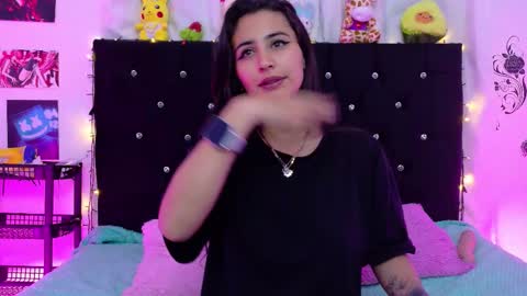 Snapshot of rose_smiley1 chatting on 10-19-25, 03:51 Rose online show from 10-19-25, 03:51