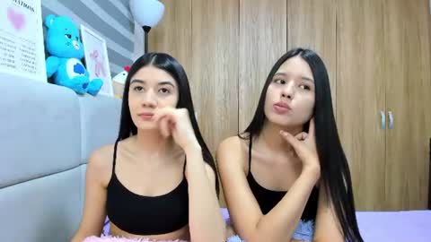 Snapshot of roseandmiah chatting on 06-16-26, 02:25 Rose y Miah online show from 06-16-26, 02:25
