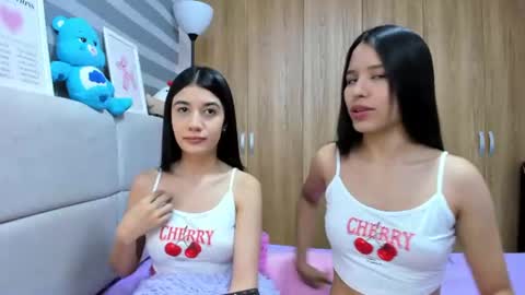 Snapshot of roseandmiah chatting on 06-17-26, 03:09 Rose y Miah online show from 06-17-26, 03:09