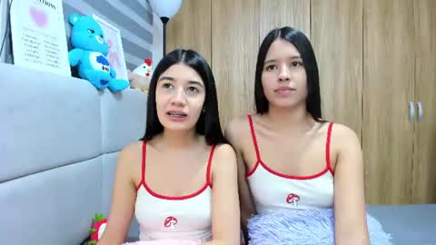 Snapshot of roseandmiah chatting on 06-19-26, 03:11 Rose y Miah online show from 06-19-26, 03:11
