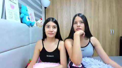 Snapshot of roseandmiah chatting on 06-21-26, 05:54 Rose y Miah online show from 06-21-26, 05:54