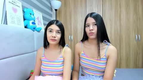 Snapshot of roseandmiah chatting on 06-23-26, 03:59 Rose y Miah online show from 06-23-26, 03:59