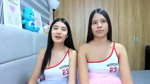 Snapshot of roseandmiah chatting on 06-25-26, 04:34 Rose y Miah online show from 06-25-26, 04:34