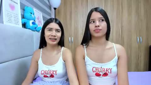 Snapshot of roseandmiah chatting on 07-04-26, 03:35 Rose y Miah online show from 07-04-26, 03:35