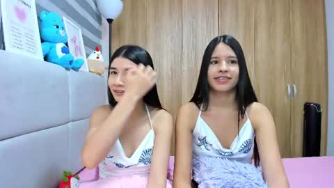 Snapshot of roseandmiah chatting on 07-11-26, 04:26 Rose y Miah online show from 07-11-26, 04:26