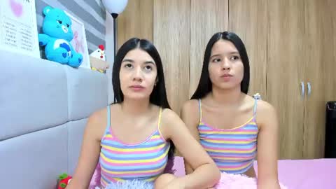 Snapshot of roseandmiah chatting on 07-13-26, 03:20 Rose y Miah online show from 07-13-26, 03:20