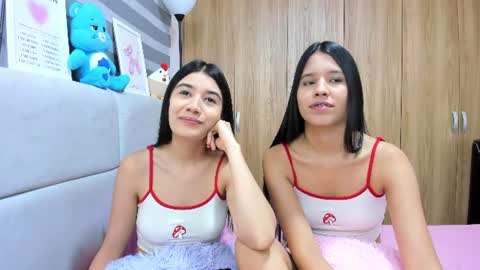 Snapshot of roseandmiah chatting on 07-15-26, 04:18 Rose y Miah online show from 07-15-26, 04:18