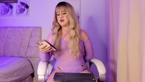 Snapshot of roseanne_park chatting on 01-21-25, 11:24   online show from 01-21-25, 11:24