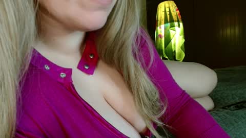 Snapshot of roseberryred chatting on 03-30-26, 06:20 Roseberry online show from 03-30-26, 06:20