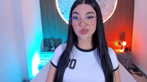 Snapshot of rosecassie chatting on 06-17-26, 01:56 Rose online show from 06-17-26, 01:56