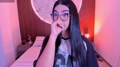 Snapshot of rosecassie chatting on 06-19-26, 01:48 Rose online show from 06-19-26, 01:48