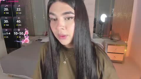 Snapshot of rosecassie chatting on 06-24-26, 01:43 Rose online show from 06-24-26, 01:43