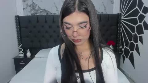 Snapshot of rosecassie chatting on 06-28-26, 01:17 Rose online show from 06-28-26, 01:17