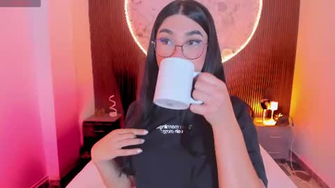 Snapshot of rosecassie chatting on 07-17-26, 01:18 Rose online show from 07-17-26, 01:18