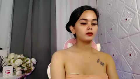 Snapshot of rosella_xx chatting on 10-13-25, 01:00 TONETH online show from 10-13-25, 01:00