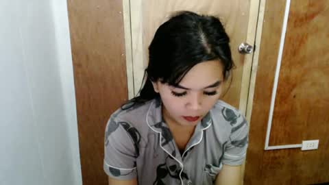 Snapshot of rosella_xx chatting on 06-15-26, 06:48 TONETH online show from 06-15-26, 06:48