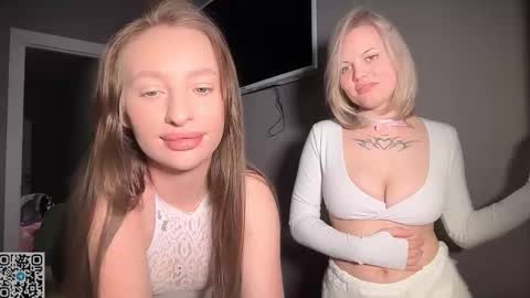 Sophie and Sarah online show from 03-07-26, 07:00