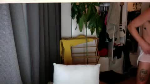 Snapshot of rosscollab chatting on 11-17-25, 04:07 RossCollab online show from 11-17-25, 04:07