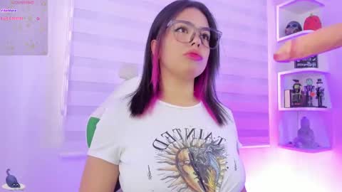 Snapshot of rosse_amyy chatting on 09-23-25, 12:19 online show from 09-23-25, 12:19