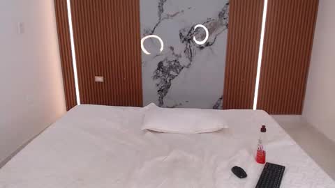 Rossi Hill online show from 11-15-25, 01:29