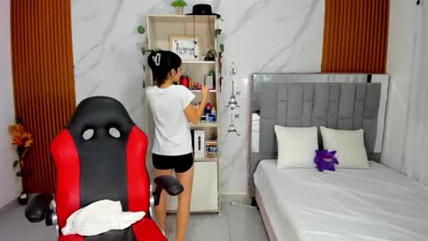 Snapshot of roussescoot chatting on 11-19-25, 02:22 roussescoot online show from 11-19-25, 02:22