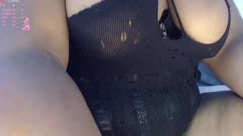 Snapshot of rouxe_lee chatting on 05-27-26, 01:57 tania online show from 05-27-26, 01:57