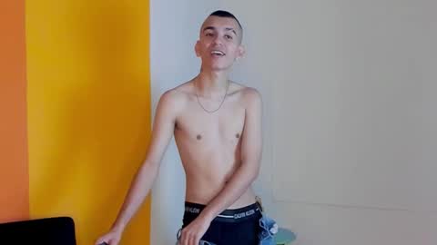 Snapshot of rowancley chatting on 10-21-25, 01:34 Rowan online show from 10-21-25, 01:34