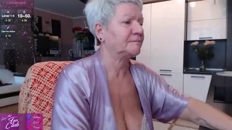 Snapshot of roxana_brooks chatting on 10-06-25, 06:33 Roxana online show from 10-06-25, 06:33