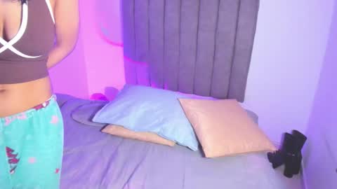 Roxane online show from 12-17-25, 02:50