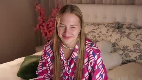 Snapshot of roxanelan chatting on 09-15-25, 12:05 Anna Lokiss online show from 09-15-25, 12:05