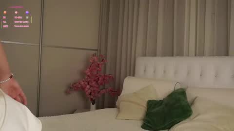 Snapshot of roxanelan chatting on 10-30-25, 12:28 Anna Lokiss online show from 10-30-25, 12:28