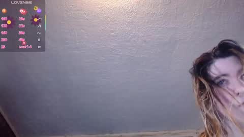 Snapshot of roxanneroulette chatting on 04-25-26, 02:36 Silver online show from 04-25-26, 02:36