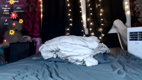Snapshot of roxanneroulette chatting on 07-13-26, 01:52 Silver online show from 07-13-26, 01:52