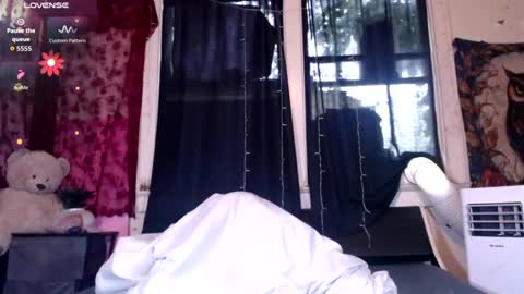 Snapshot of roxanneroulette chatting on 07-18-26, 02:32 Silver online show from 07-18-26, 02:32