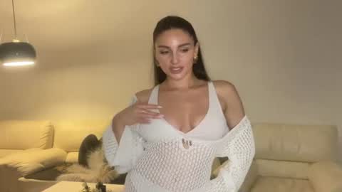 Snapshot of roxellesilvara chatting on 06-26-26, 10:25 Roxy online show from 06-26-26, 10:25