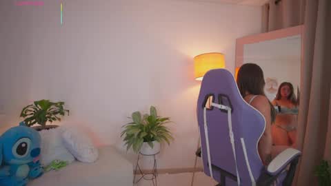 Snapshot of roxie_gates chatting on 05-02-26, 02:49 R O X I E online show from 05-02-26, 02:49