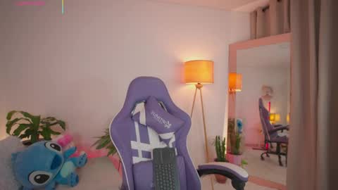 Snapshot of roxie_gates chatting on 05-31-26, 01:58 R O X I E online show from 05-31-26, 01:58