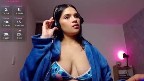 Snapshot of roxxi_foxi chatting on 07-09-26, 01:53 Roxxi online show from 07-09-26, 01:53
