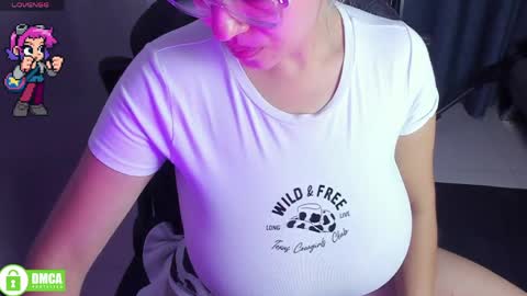 Snapshot of roxy_clark chatting on 05-22-26, 08:32 Annah online show from 05-22-26, 08:32