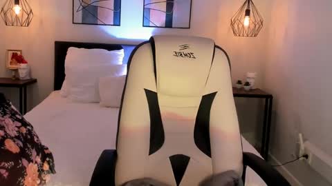 Snapshot of roxy_wet chatting on 05-20-26, 12:44 Roxy follow me online show from 05-20-26, 12:44