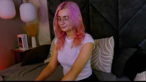 Snapshot of roxypinky chatting on 05-16-26, 03:33 Roxy online show from 05-16-26, 03:33