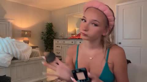 Snapshot of roxyrain2736 chatting on 11-28-25, 03:25 Roxy Rain online show from 11-28-25, 03:25