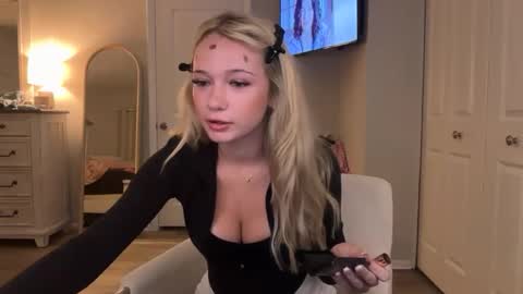 Snapshot of roxyrain2736 chatting on 03-29-26, 12:10 Roxy Rain online show from 03-29-26, 12:10