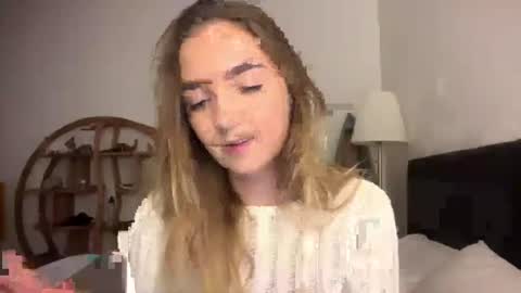 Snapshot of roxysweetdream chatting on 06-25-26, 01:37 Roxy online show from 06-25-26, 01:37