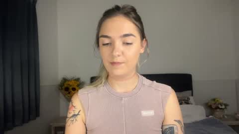 Snapshot of roxysweetdream chatting on 07-06-26, 02:25 Roxy online show from 07-06-26, 02:25