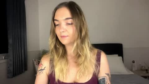 Snapshot of roxysweetdream chatting on 07-09-26, 04:00 Roxy online show from 07-09-26, 04:00