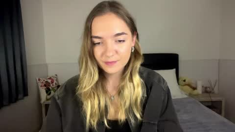 Snapshot of roxysweetdream chatting on 07-15-26, 03:28 Roxy online show from 07-15-26, 03:28