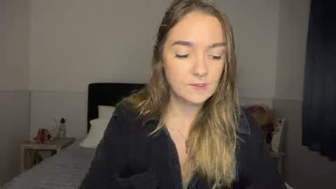 Snapshot of roxysweetdream chatting on 07-27-26, 02:24 Roxy online show from 07-27-26, 02:24
