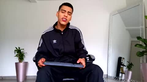 Snapshot of russell_adams_ chatting on 10-16-25, 12:28 R U S S E L L online show from 10-16-25, 12:28