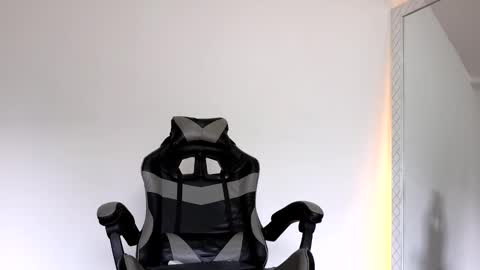 Snapshot of russell_adams_ chatting on 11-06-25, 01:34 R U S S E L L online show from 11-06-25, 01:34